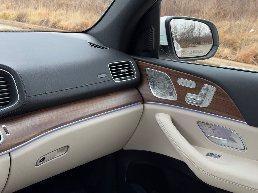 Vehicle image 26 of 42