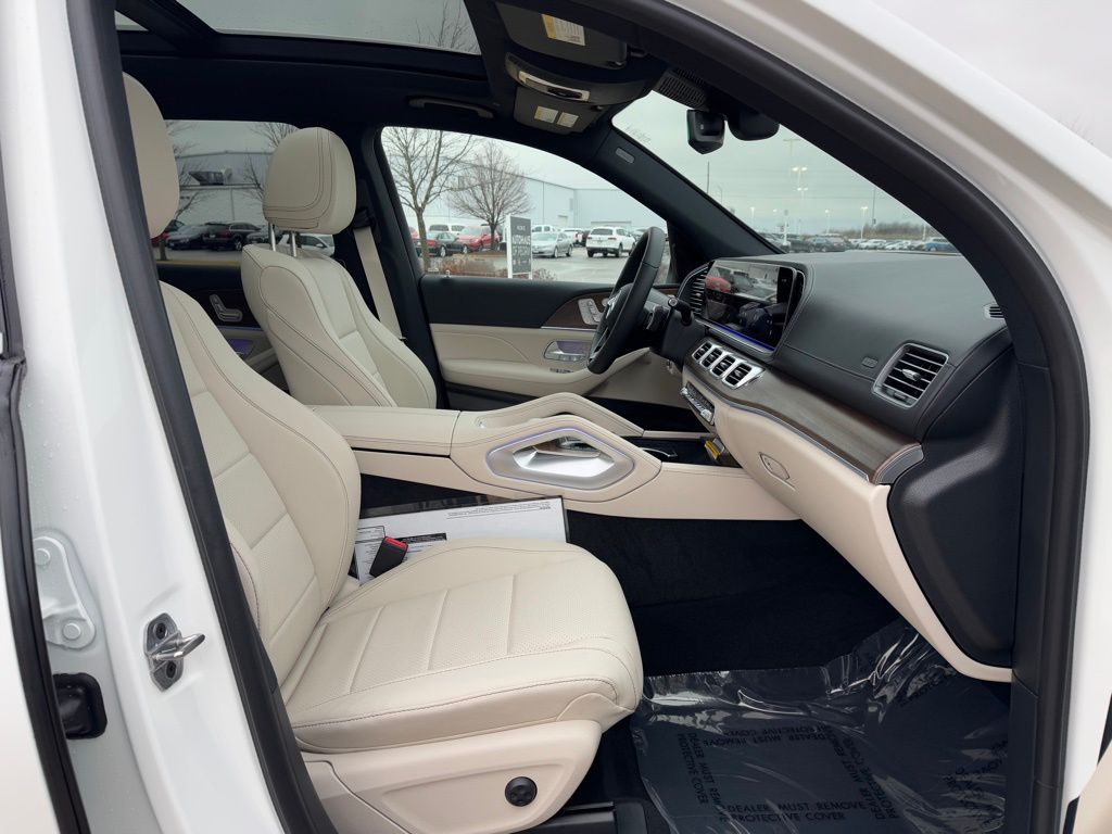 Vehicle image 27 of 42