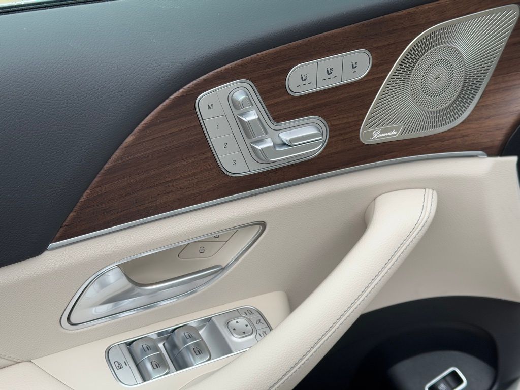 Vehicle image 21 of 42