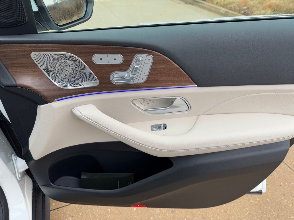Vehicle image 25 of 42