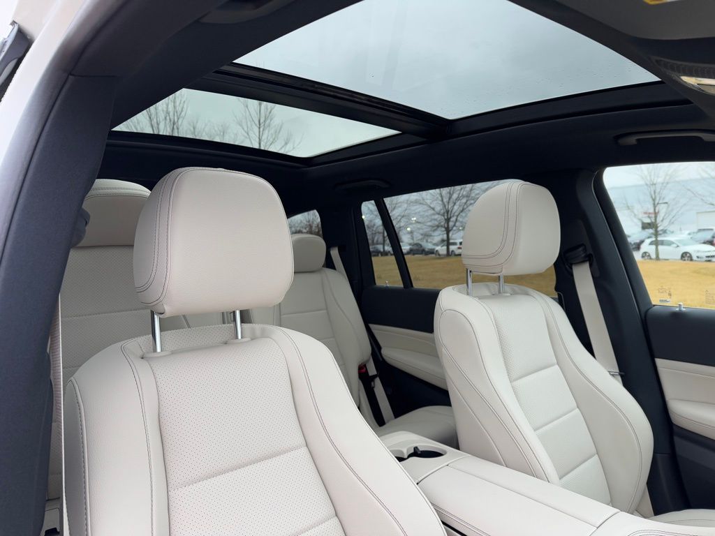 Vehicle image 29 of 42