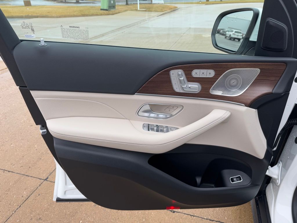 Vehicle image 20 of 42