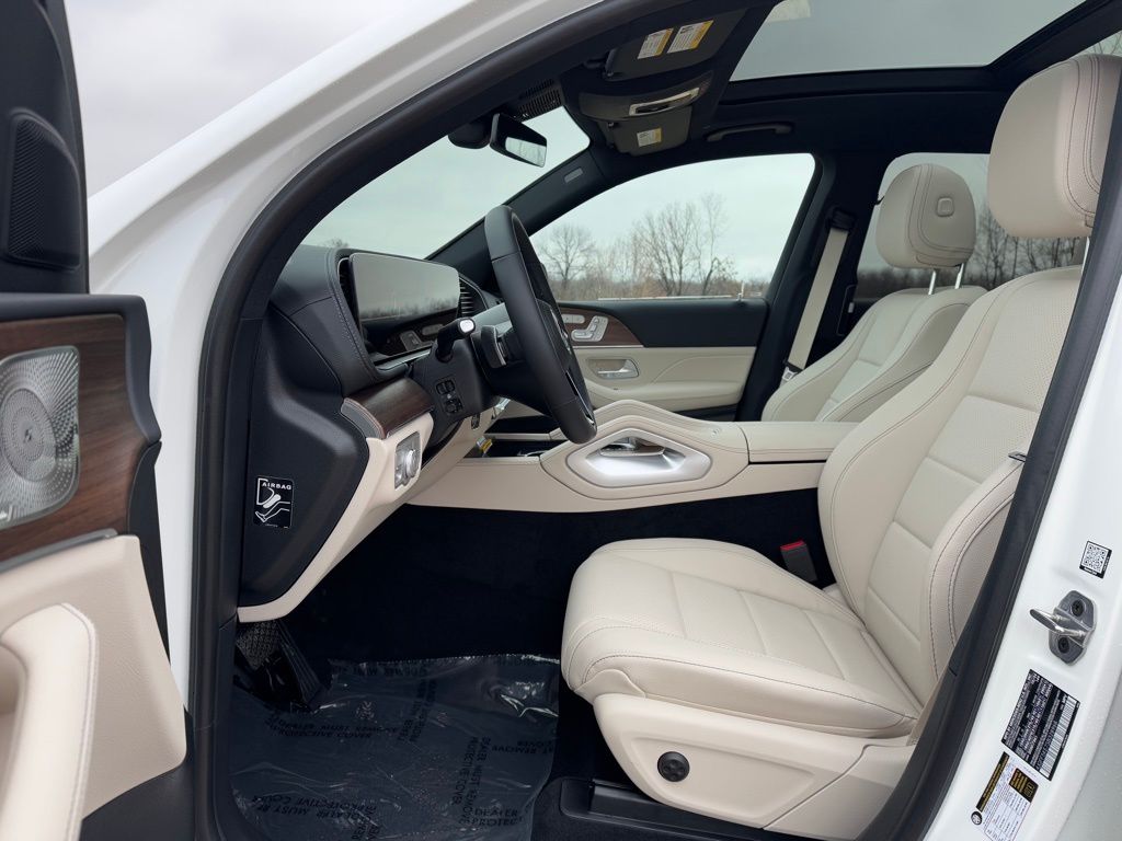 Vehicle image 23 of 42