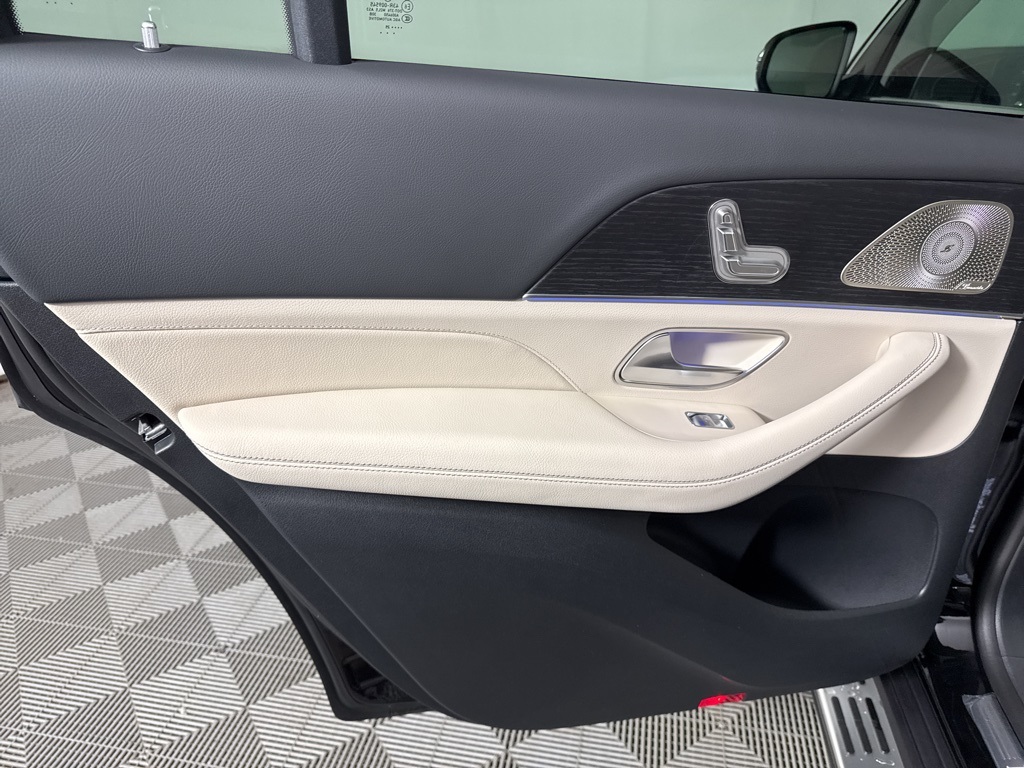 Vehicle image 23 of 34