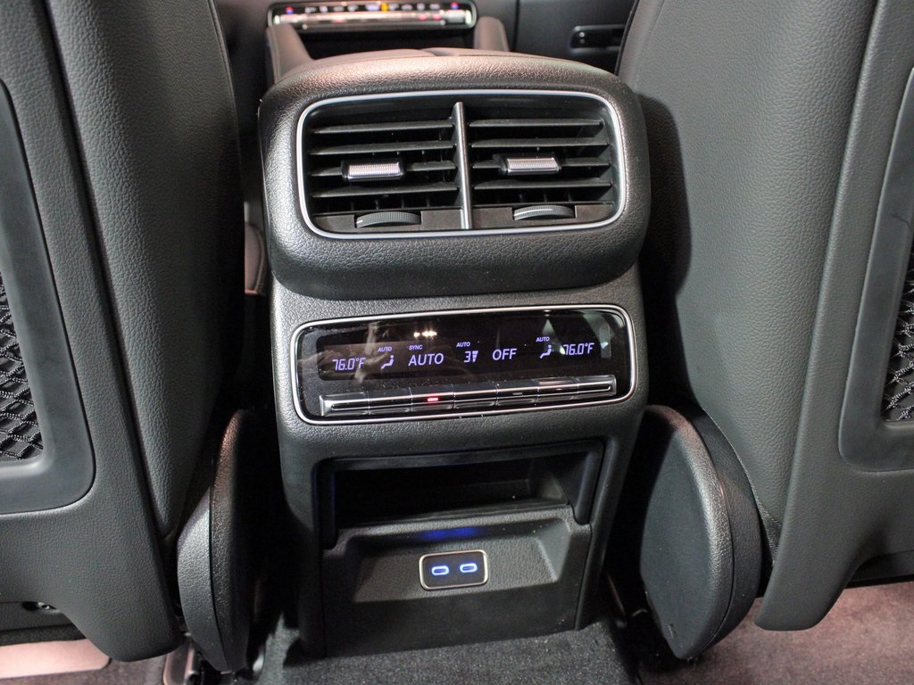 Vehicle image 33 of 37