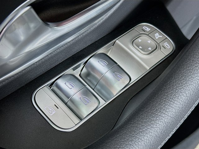 Vehicle image 33 of 35
