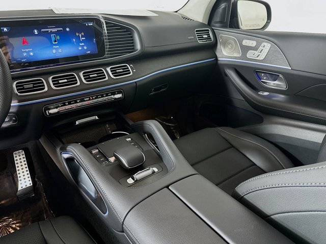 Vehicle image 21 of 35