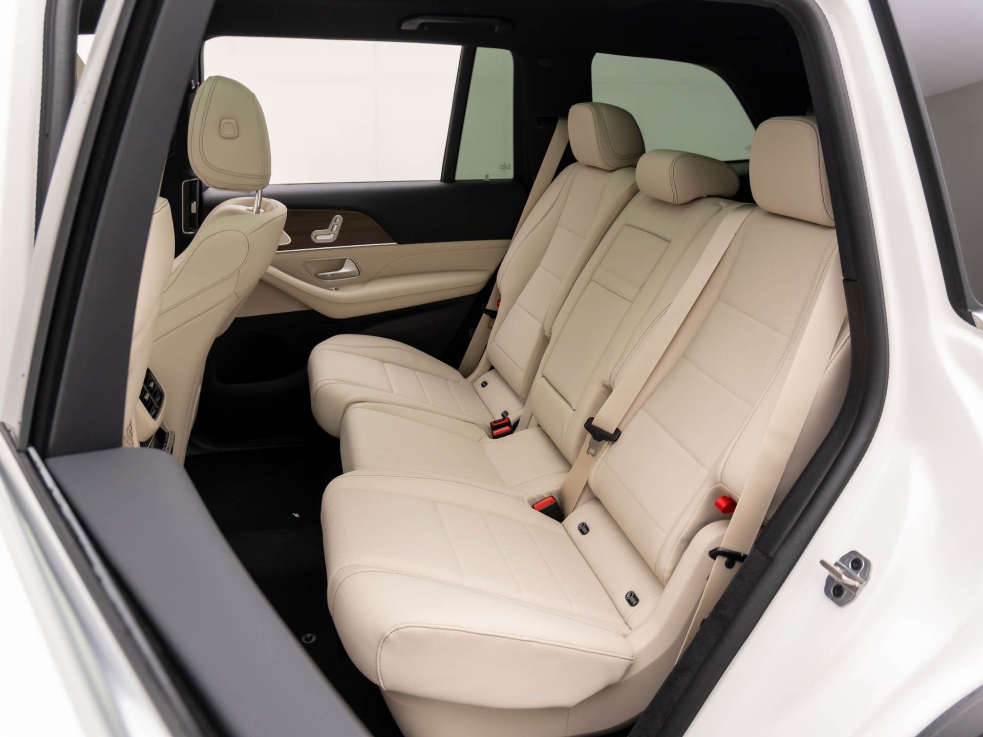 Vehicle image 19 of 40