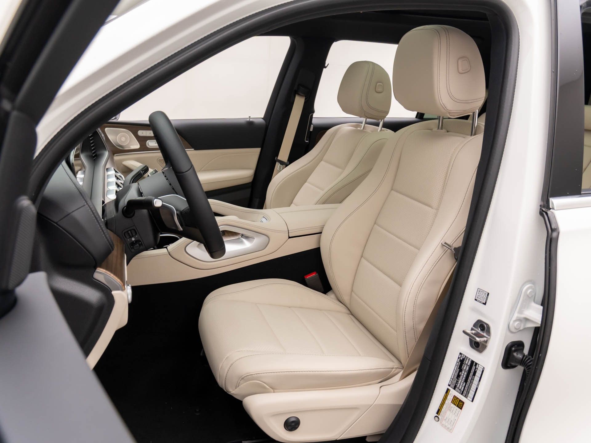 Vehicle image 18 of 40