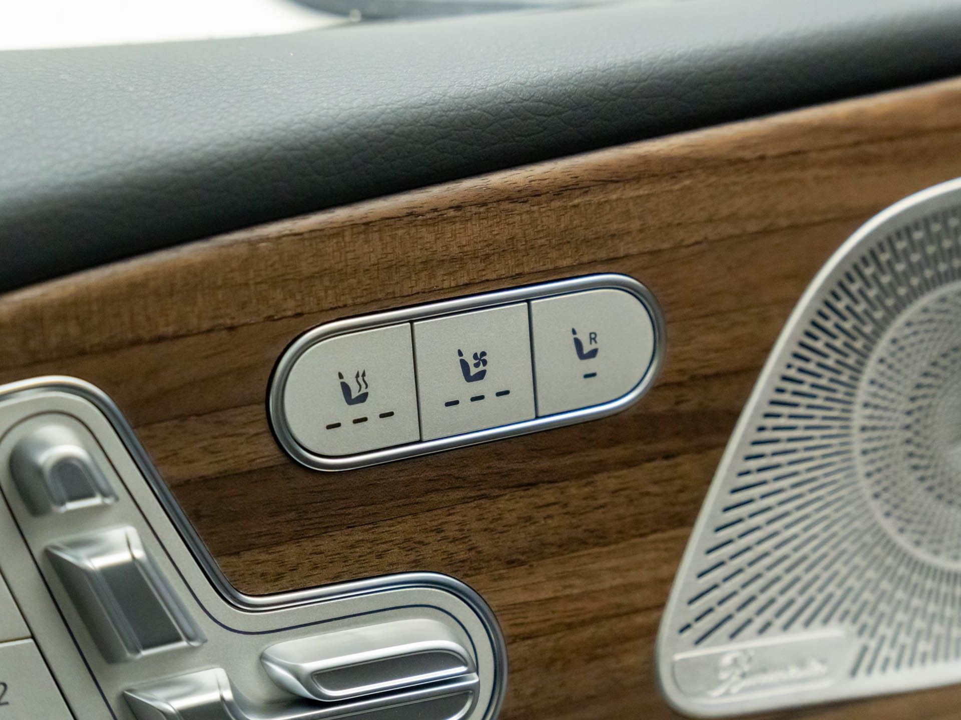 Vehicle image 33 of 40