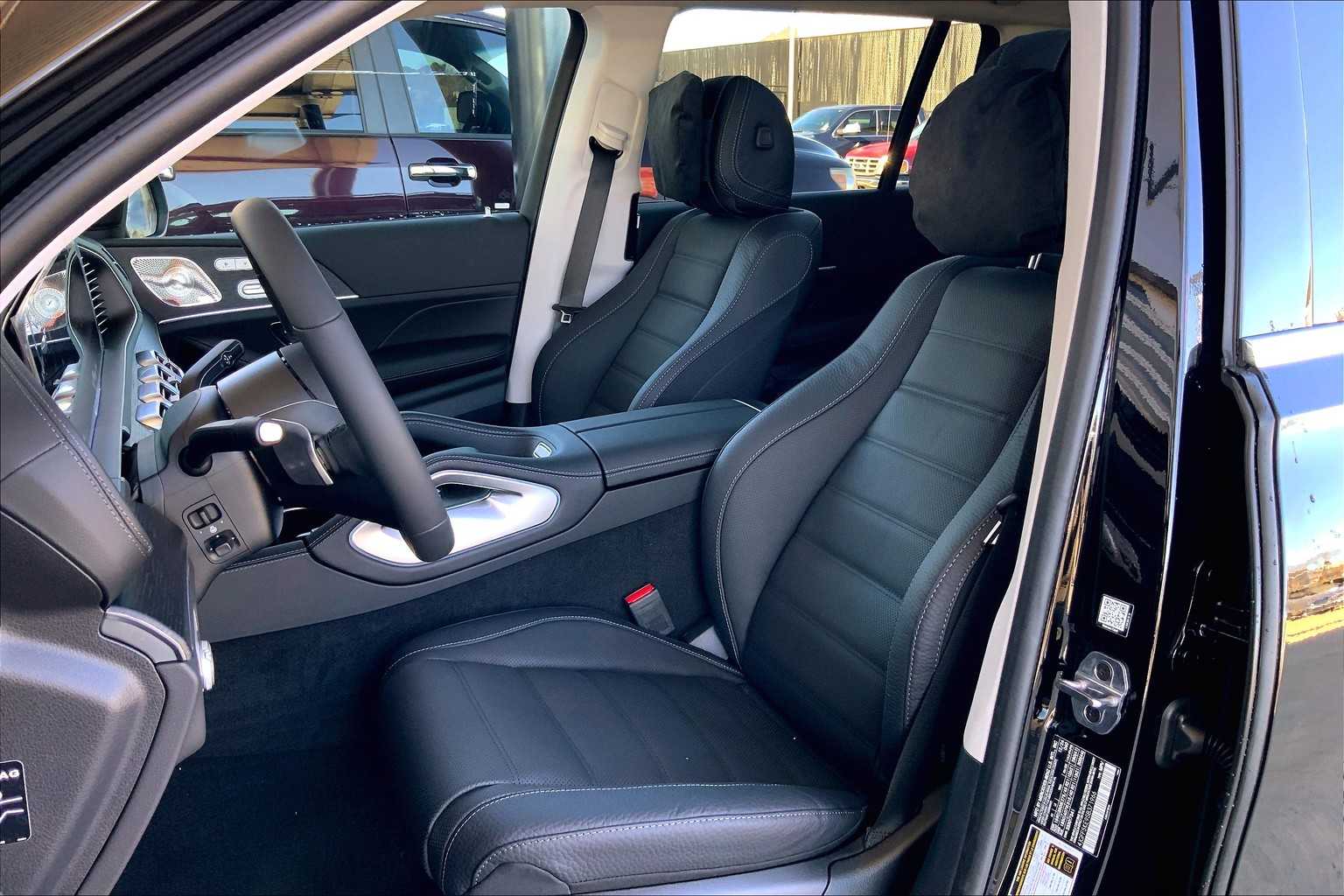 2025 Mercedes-Benz GLS 450 Image 10 of 16