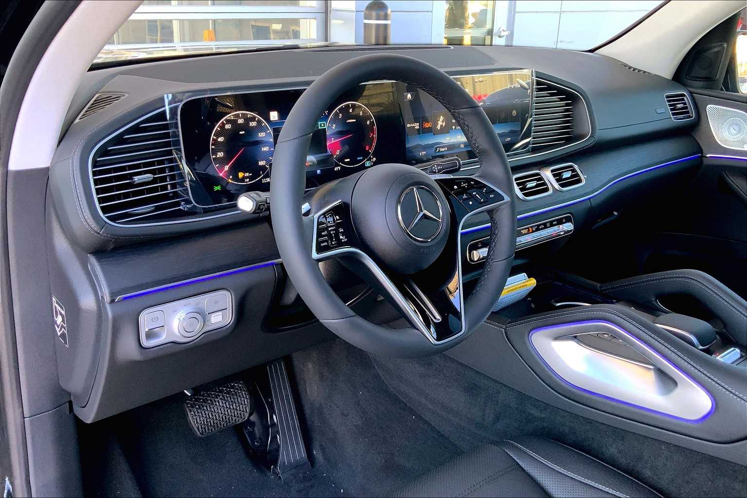 2025 Mercedes-Benz GLS 450 Image 9 of 16