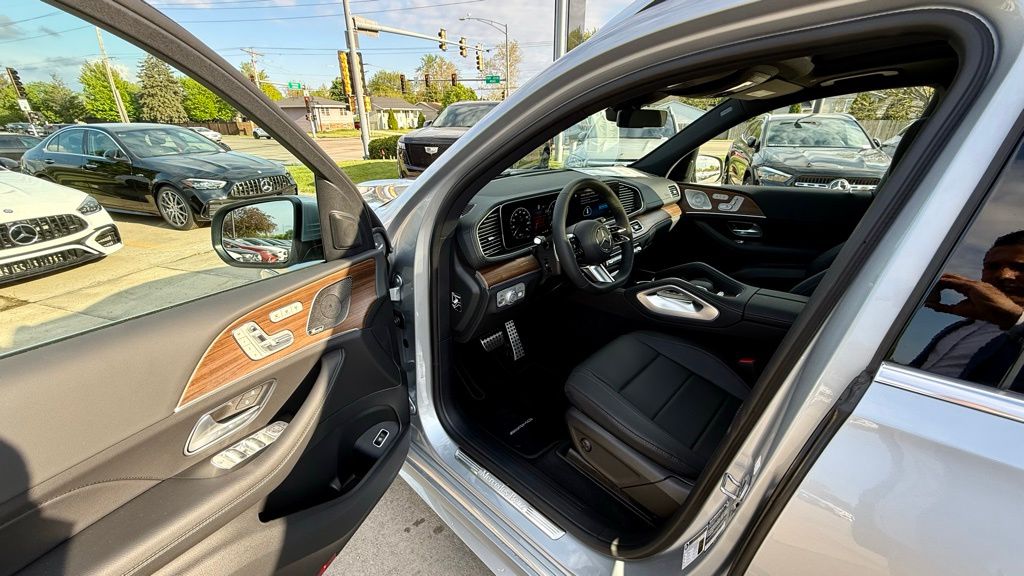 Vehicle image 14 of 18