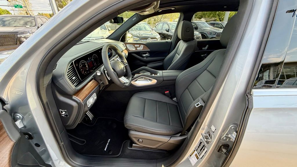 Vehicle image 13 of 18