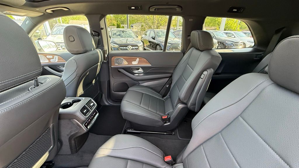 Vehicle image 16 of 18