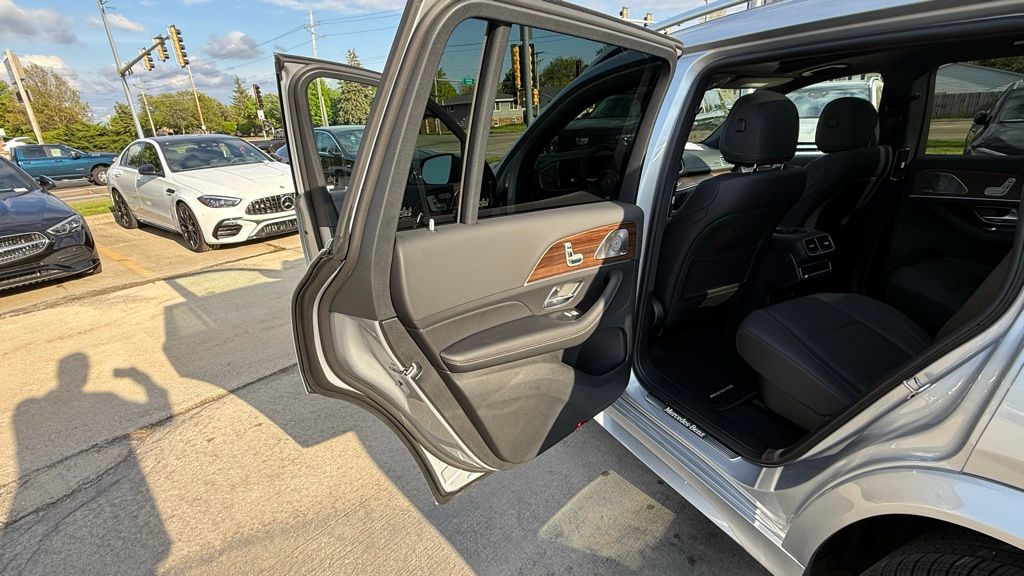 Vehicle image 15 of 18
