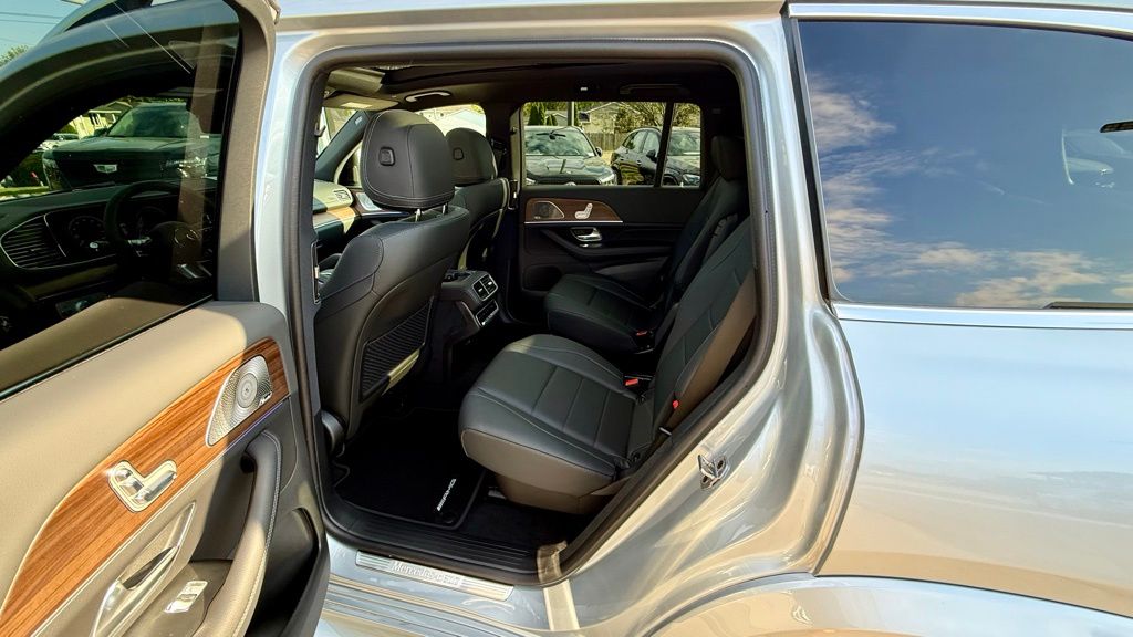 Vehicle image 17 of 18