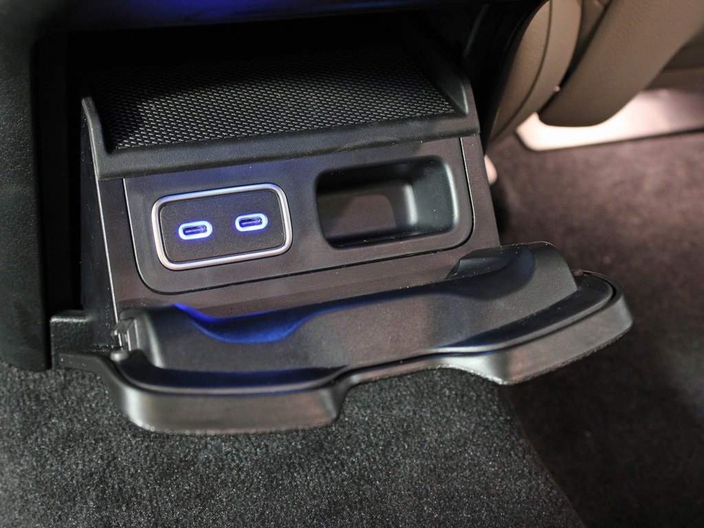 Vehicle image 32 of 37