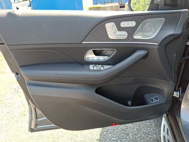 Vehicle image 13 of 22
