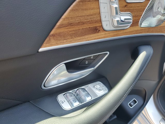 Vehicle image 22 of 39
