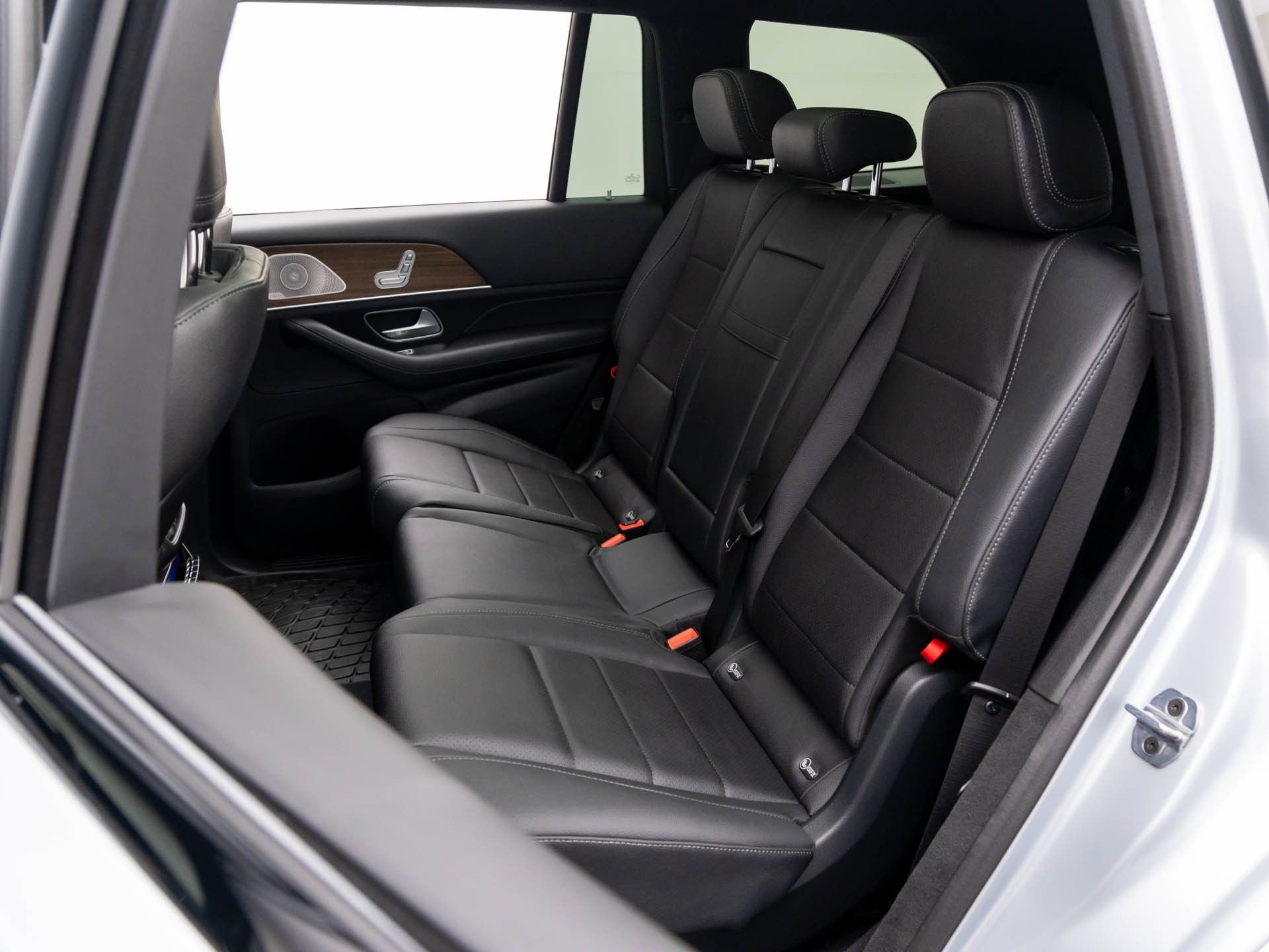 Vehicle image 17 of 35