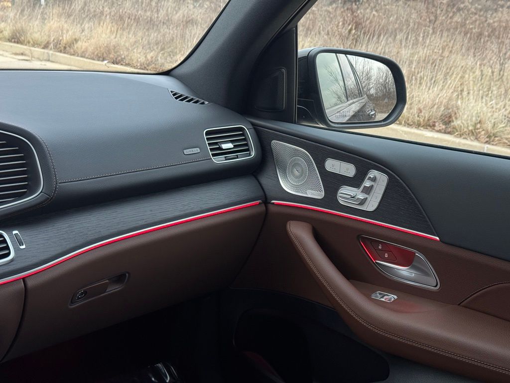 Vehicle image 21 of 39