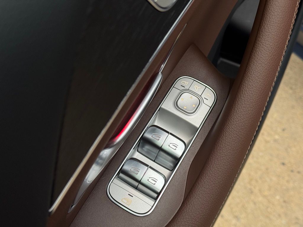Vehicle image 17 of 39