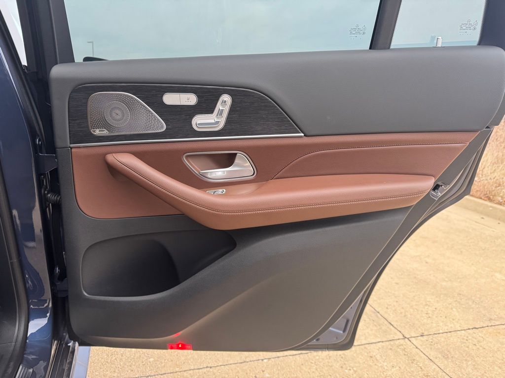 Vehicle image 32 of 39