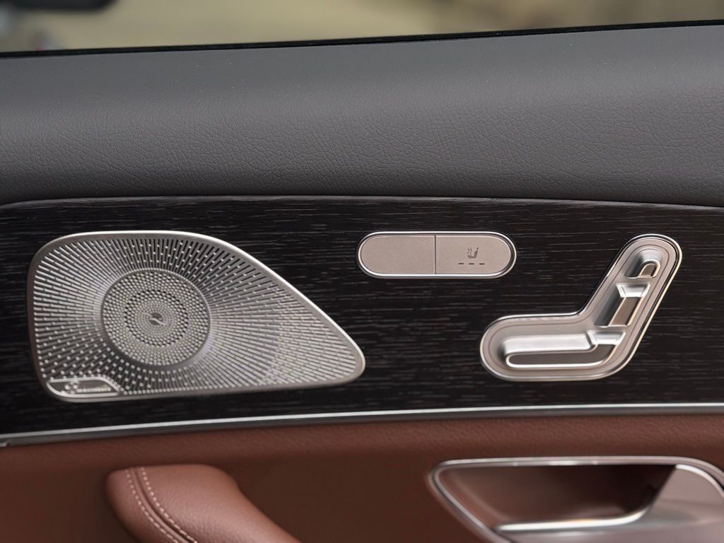 Vehicle image 33 of 39