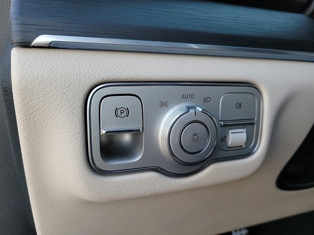 Vehicle image 22 of 43