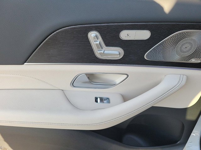Vehicle image 21 of 43