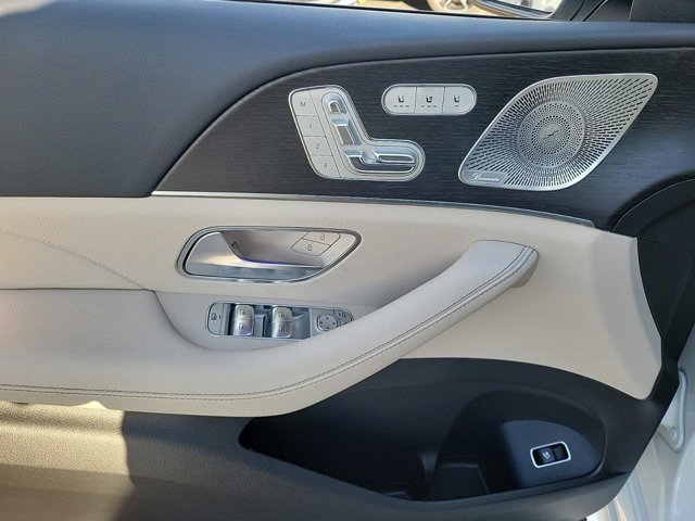 Vehicle image 20 of 43