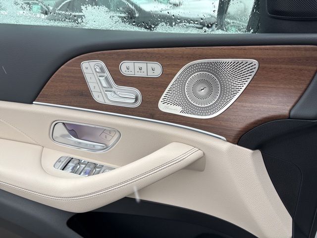 Vehicle image 22 of 32