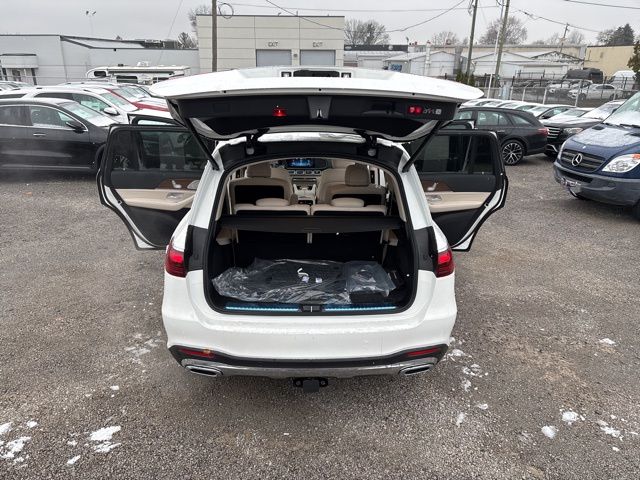 Vehicle image 26 of 32