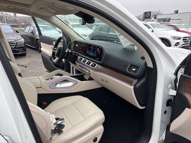 Vehicle image 14 of 32