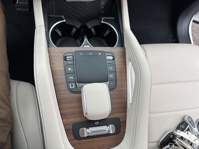 Vehicle image 21 of 32