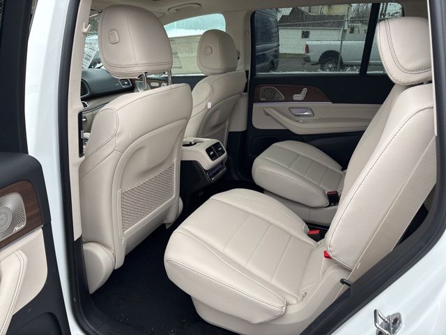Vehicle image 11 of 32
