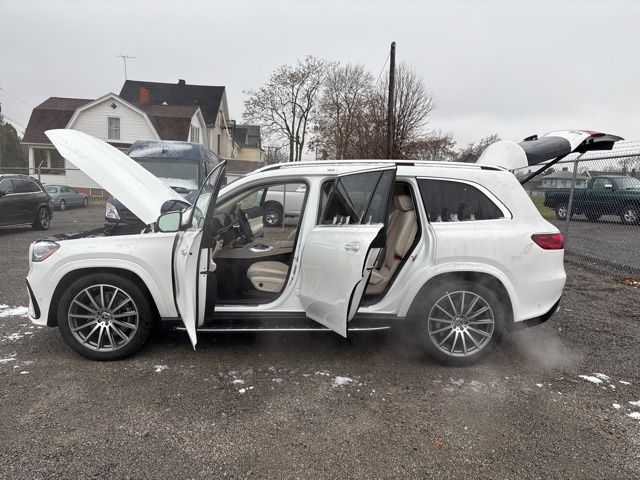 Vehicle image 24 of 32
