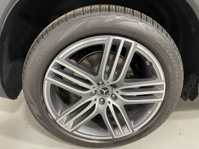 Vehicle image 11 of 21