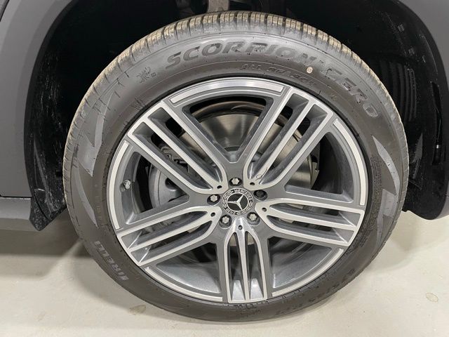 Vehicle image 10 of 21