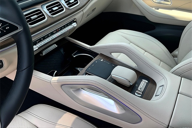 Vehicle image 14 of 17