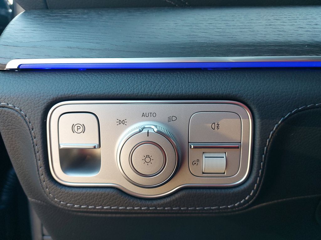 Vehicle image 28 of 40