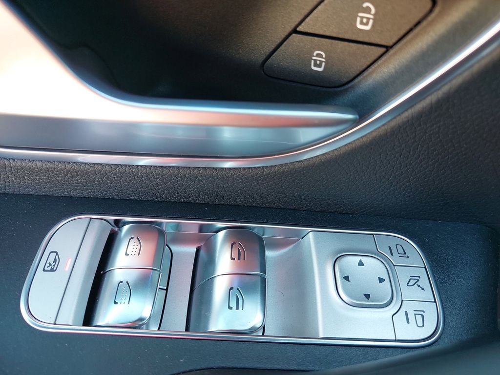 Vehicle image 31 of 40