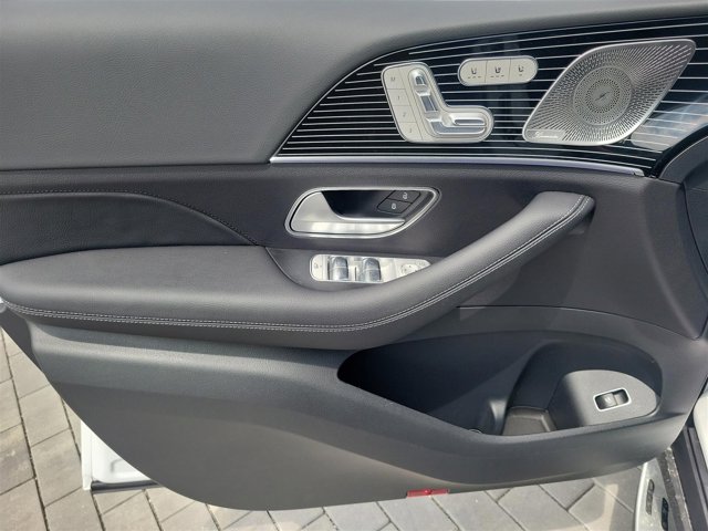 Vehicle image 26 of 45