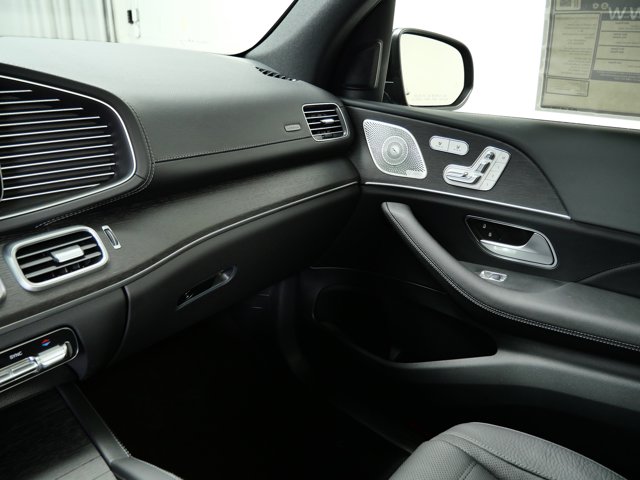 Vehicle image 8 of 14