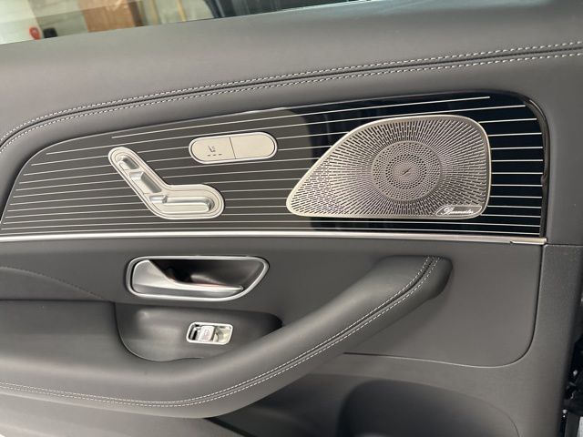Vehicle image 21 of 34