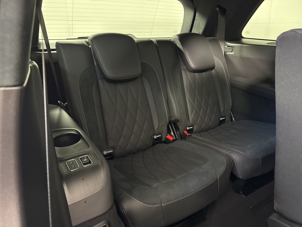 Vehicle image 17 of 34