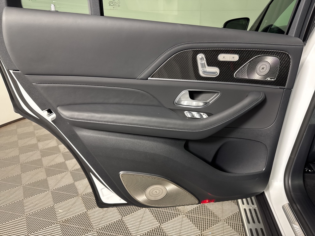 Vehicle image 23 of 34