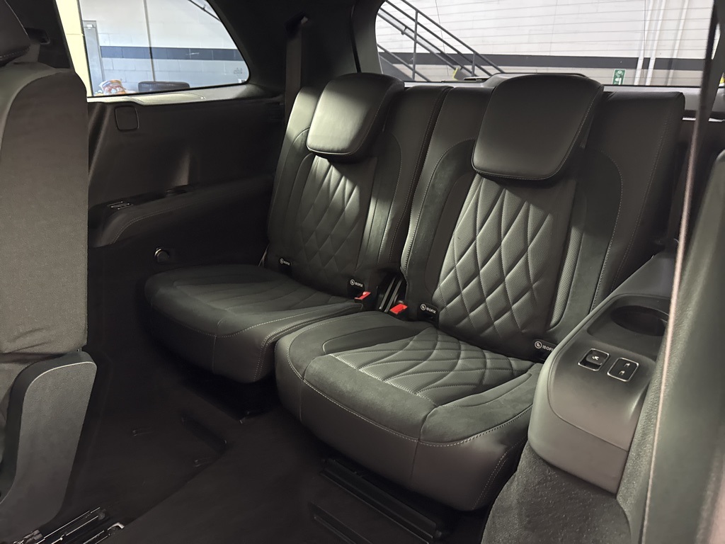 Vehicle image 21 of 34