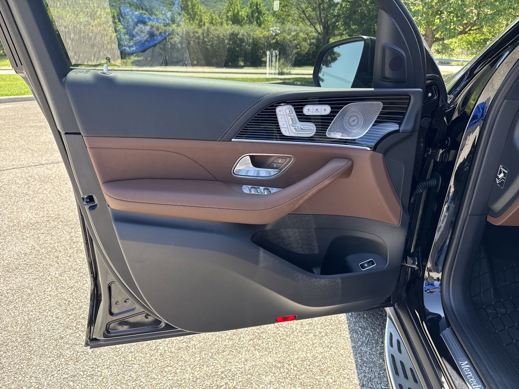 Vehicle image 33 of 39
